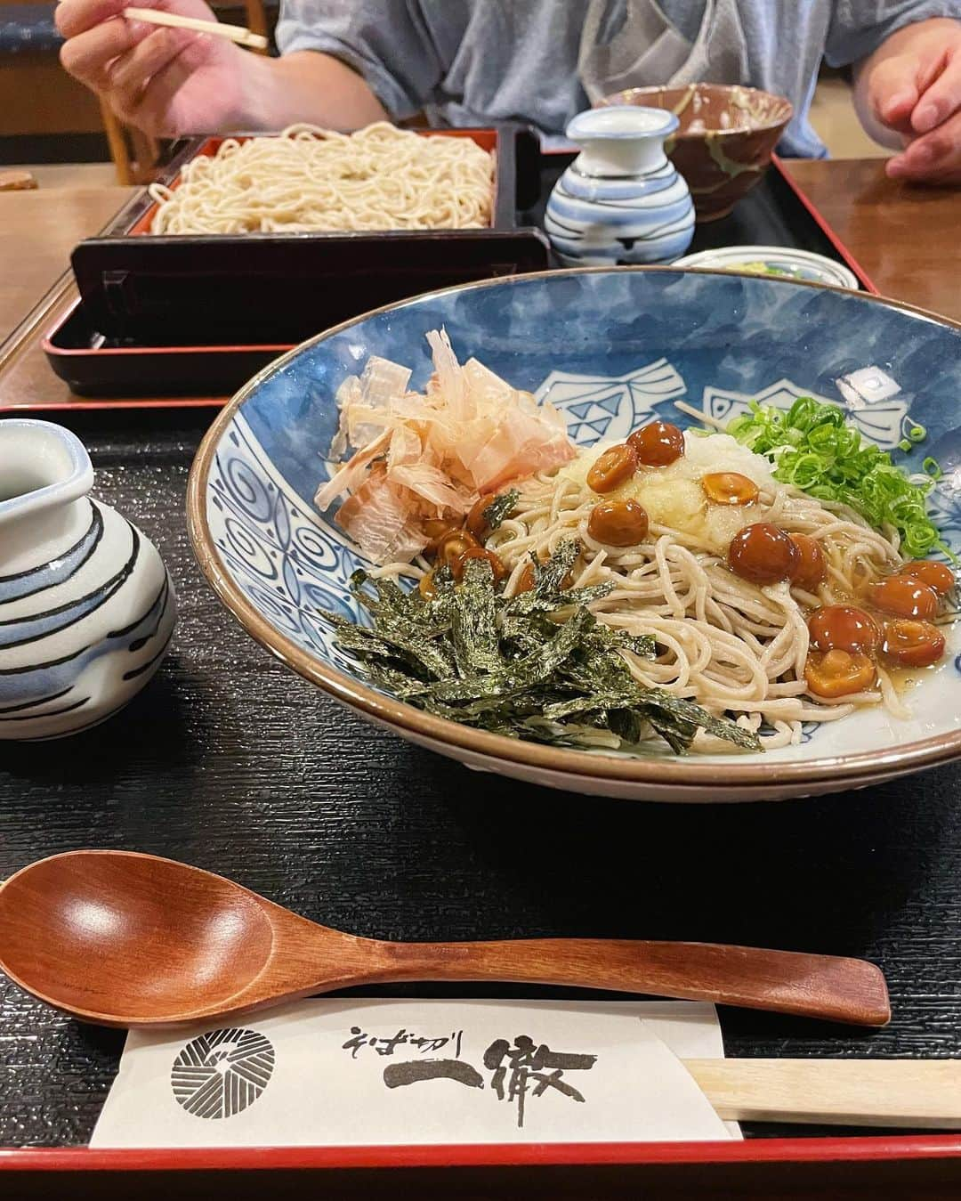 Karunaのインスタグラム：「#そば切り一徹 先月、久しぶりにそば切り一徹さんへ🥢 この日 急に食べたくなって電話をかけて お取り置きまでしてもらって駆け込み💨 女将さんの広島弁での軽快なトーク術に 毎回感服しちゃう！居心地の良い空間🍁 昔からその地域で愛されているお店って 雰囲気だけで分かっちゃいますね😌🍵 #広島ランチ #広島グルメ #蕎麦屋巡り」