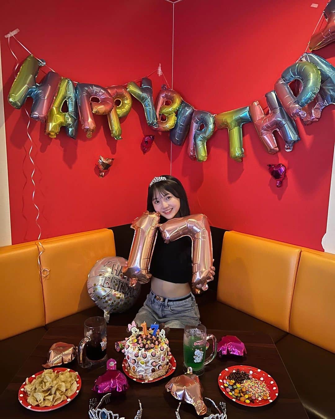 のインスタグラム：「8月4日17歳になりました🎂💫  17歳も全力で楽しむぞっ✊🏻🤍  #誕生日 #17歳  #誕生日パーティー  #セブンティーン」
