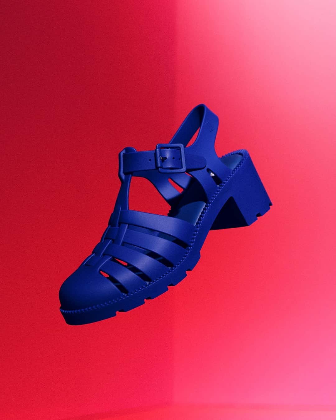 メリッサのインスタグラム：「Se você pesquisar no Google por originalidade a #MelissaPossessionHeel vai estar lá! 😙 ⁣ Me conta nos comentários qual cor desse ícone não pode faltar no seu look 💙」