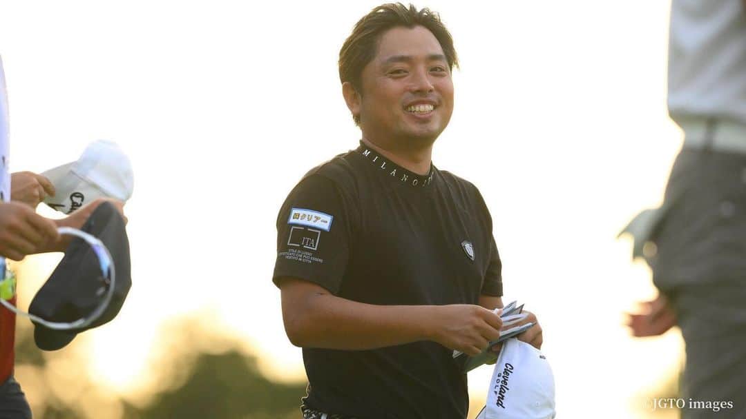  JGTO 男子プロゴルフツアーのインスタグラム：「『横浜ミナト Championship ～Fujiki Centennial～』第2ラウンド⛳️   今日の午後最終組でコースに出た森本雄が、午後組では最上位となる単独4位に食い込んできた😤  QT41位の資格で出る今年は、希少な出場チャンスを駆使してレギュラーとABEMAツアーを行き来する🧐 1学年上には小平智や大槻智春がいて、1学年下には松山英樹、石川遼と、強豪に挟まれたはざまの世代。  「同学年ではいま誰もシード選手がいない」と苦笑し、「今年こそぜひ自分が」と、いち抜けをもくろむ💪  #jgto #golftournament #男子ゴルフ #横浜ミナトチャンピオンシップ #横浜カントリークラブ #森本雄」