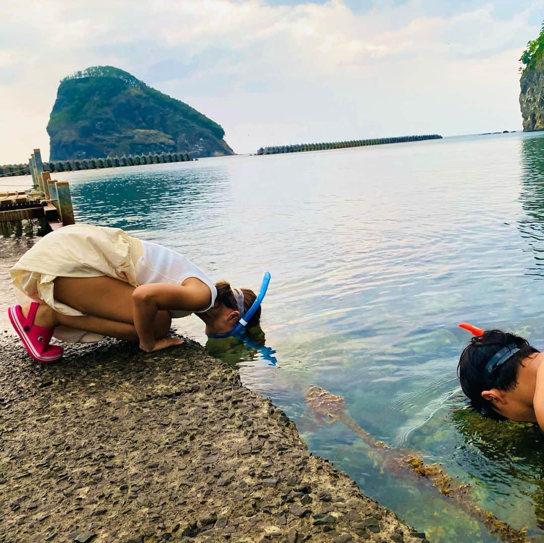 鈴木紗理奈のインスタグラム：「海遊び終えてひと休み。 シュノーケルするするリオト眺めてたらわたしもやっぱりやりたくなって（もうママいいわーって着替えたくせに 親子でシュノーケル😂  #積丹 #シュノーケル #土下座シュノーケル」