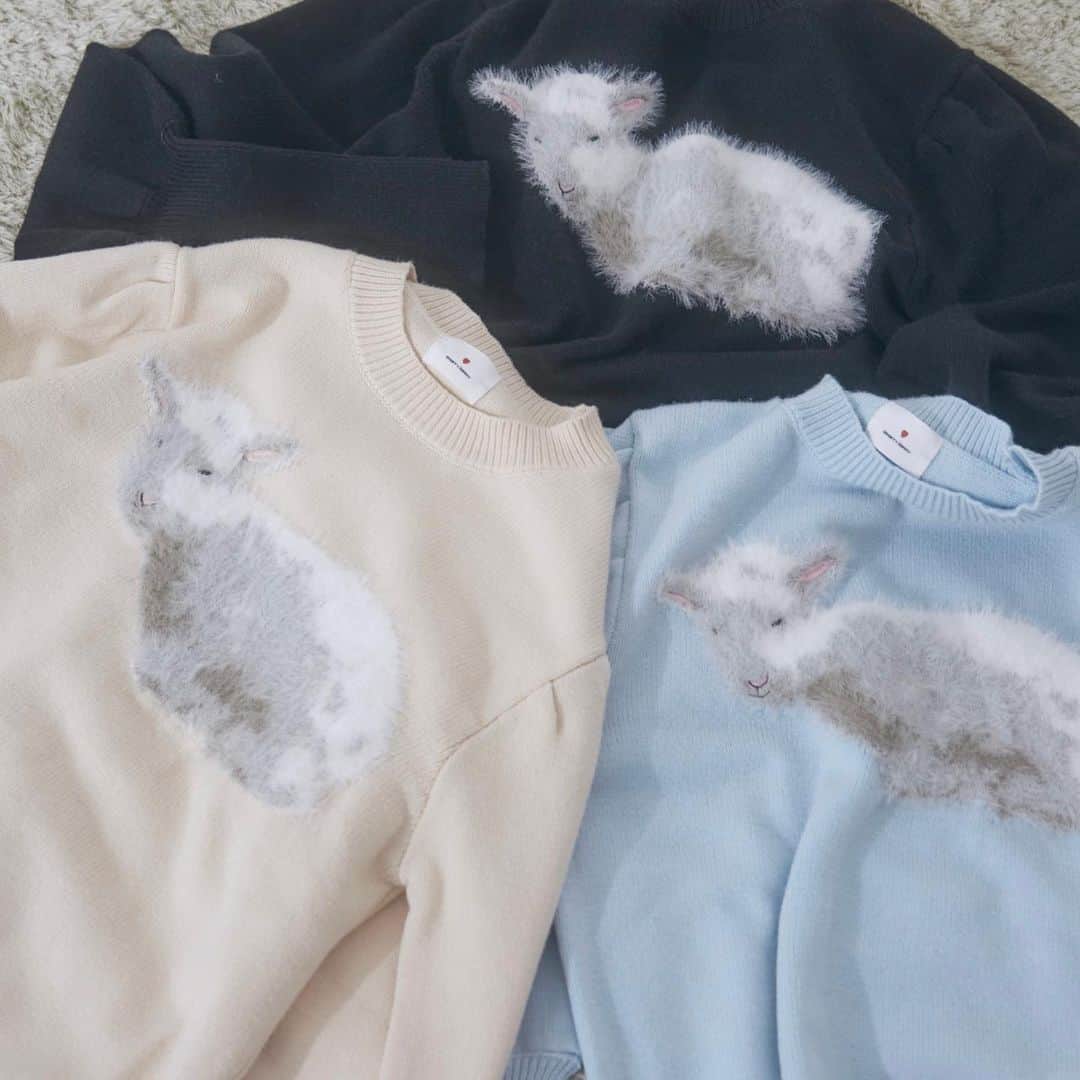 merry jennyのインスタグラム：「【pre order 10%OFF＆point up×20】 ㅤㅤㅤㅤㅤㅤㅤㅤㅤㅤㅤㅤㅤ 8/4(fri) 12:00 〜 8/8(tue) 23:59 official web store RUNWAY channel にて pre order 10%OFFを開催中‼︎ さらに！ pre order は point up×20・送料無料！  topのURLから⇨  @merryjenny_instagram  ぜひcheckして下さいね！  〇 こひつじジャガードニットtops col : ivory / blue / black  ¥9,900 (tax in)  眠たげな仔羊さんが座る、ユニークなニットトップス。 コンパクトなサイズ感で、インナーとしても大活躍！  #merryjenny #メリージェニー  #2023aw #dreamwell #winter」