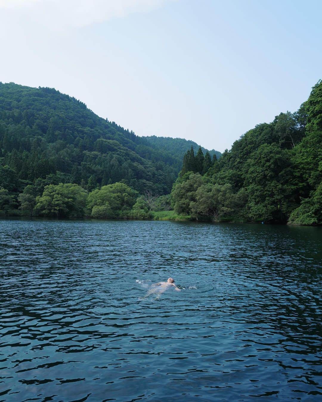 伊原葵のインスタグラム：「な〜とぅ〜っ☀️👙🍉  野尻湖で自然パワー注入⛰️🕊️  目の前で見る特等席花火、最高でした。  みんなでサウナして、冷たい水風呂入って、湖泳いで〜  夏の思い出💯📷  いい写真たくさんで10枚選ぶの難しかったなぁ〜  ノージーランド @ssudo 👏✨ ありがとうございましたっ🩵  #野尻湖 #aoiphotodiary」