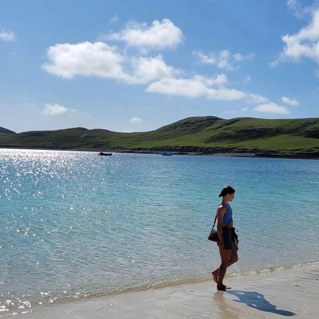 ゾーイ・クラークさんのインスタグラム写真 - (ゾーイ・クラークInstagram)「Sunshine and beaches...and I never even left Scotland! 🌞🏖 Had a lovely time island hopping through Outer Hebradies. Feeling refreshed after my time away.  #barra #vatersay #southuist #northuist #harris #lewis #outerhebrides #scotland #sunshine #beaches #beautifullandscape #peaceful #happy」8月4日 22時23分 - zoey.f.clark