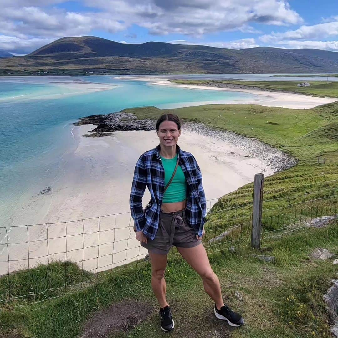 ゾーイ・クラークのインスタグラム：「Sunshine and beaches...and I never even left Scotland! 🌞🏖 Had a lovely time island hopping through Outer Hebradies. Feeling refreshed after my time away.  #barra #vatersay #southuist #northuist #harris #lewis #outerhebrides #scotland #sunshine #beaches #beautifullandscape #peaceful #happy」