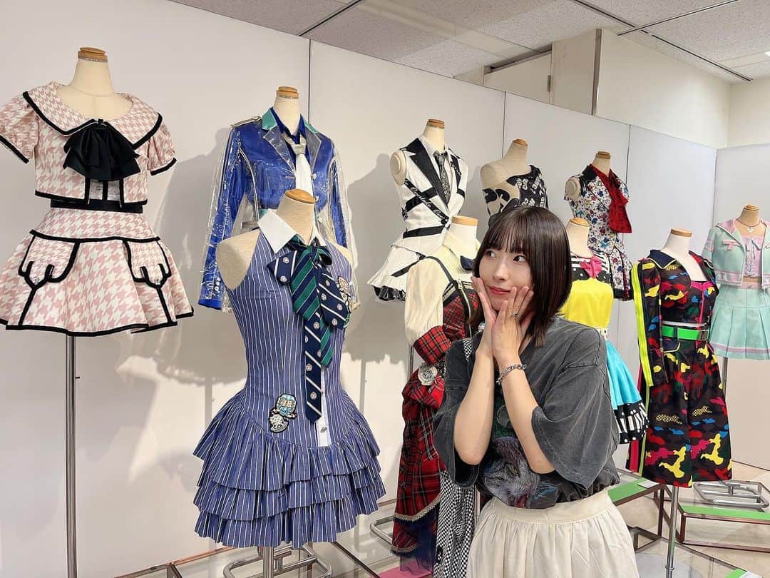 岩佐美咲さんのインスタグラム写真 - (岩佐美咲Instagram)「大丸東京店にて8月8日まで開催中のAKB衣装展へ、仲間たちと行かせて頂きました✨　　　　　　　 ほんっとーーーにAKBの衣装はアイドル界で1番ダントツで可愛い。　　　　　　　　　　　　　　 当時は目まぐるしい日々で気が付かなかった衣装さんのメンバー1人1人に愛情を感じるこだわりを知ったりして、じーんとしちゃいました。　　　　　　　　　 オサレカンパニーの可愛い衣装をたくさん着させて頂けて、幸せ者だったなと改めて感じました🫶　　　　　　　　　　　　 　　　　　　　　　　　　　　　　　 　　　　　　　　　　　　　　　　　 #アイドル #衣装 #オサレ #akb48 #akb48衣装展 #可愛い #akb大衣装展」8月4日 22時23分 - wasaminnn