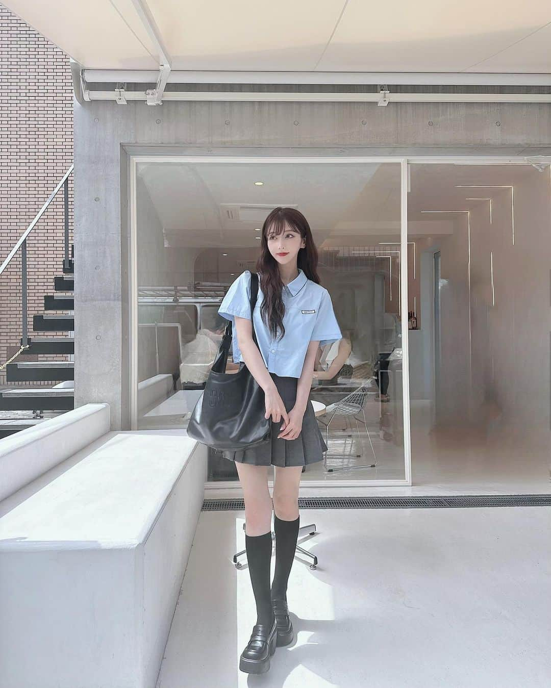 茜里さんのインスタグラム写真 - (茜里Instagram)「@shein_japan さんの韓国風の制服コーデで韓国っぽカフェ行ってきた🇰🇷❤︎ ぜーんぶシーイン。こういう服もあるから良いよね🥰  クーポンコード【 rchulove 】 めっちゃ安く買えるからみんなシーイン見る時、使ってねー！！！❤︎  tops 14979943  skirt 3287249  bag 15214404  shoes 18540613  #shein#SHEINforAll #ootd#code#fashion#pr」8月4日 22時26分 - riuakari