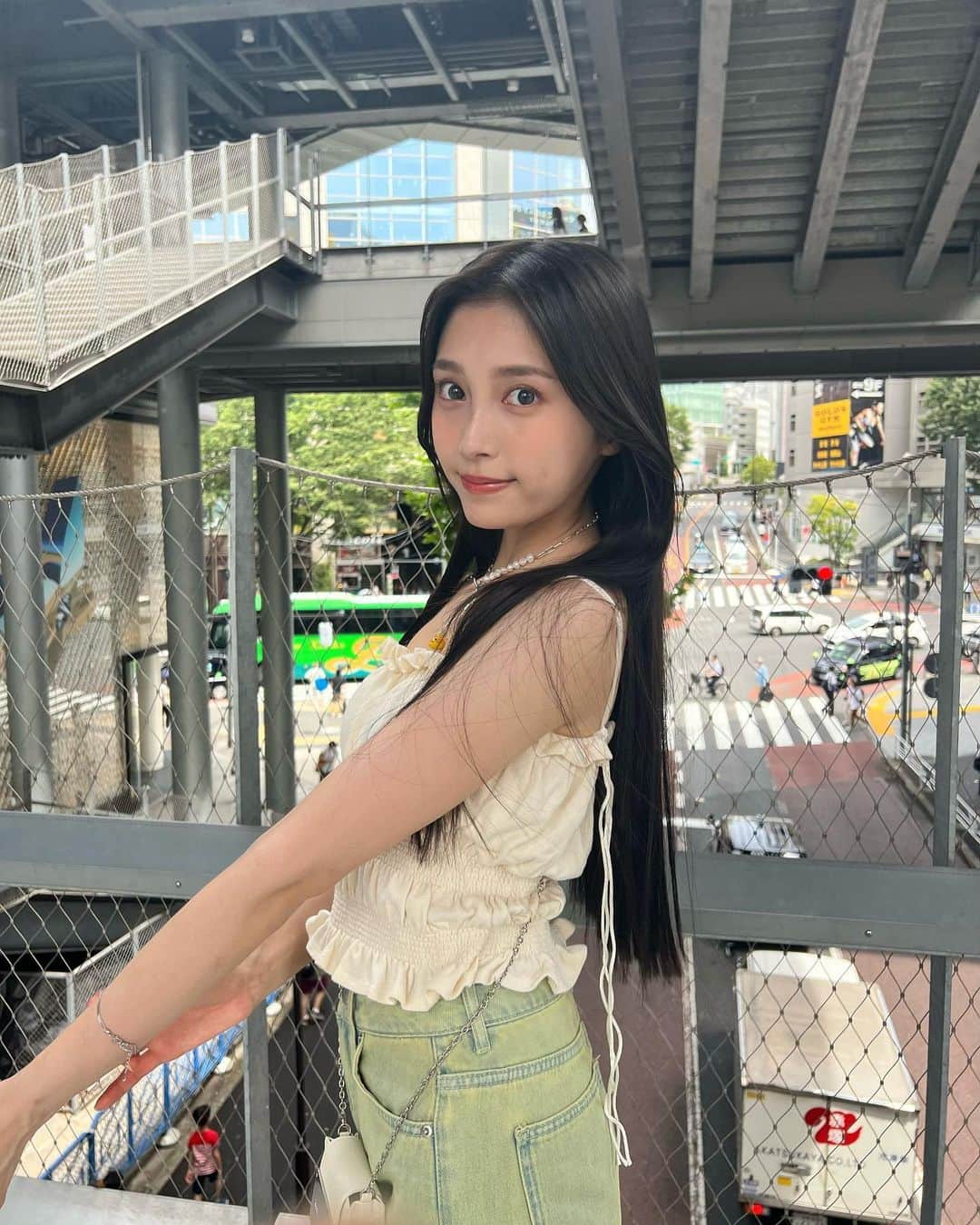 小山リーナのインスタグラム：「気づいたら体がこの角度に向いてていつも一緒になってしまいます、なぜなの！」