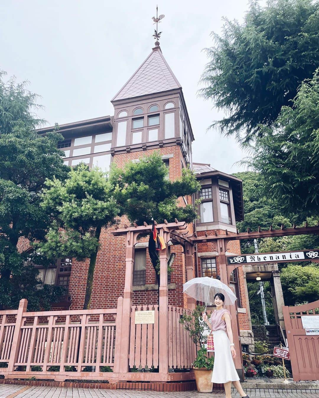 土屋香織のインスタグラム：「🪻神戸北野 異人館街🪻𓂃*·⑅ 𝐹𝑜𝑟𝑚𝑒𝑟 𝐹𝑜𝑟𝑒𝑖𝑔𝑛 𝑅𝑒𝑠𝑖𝑑𝑒𝑛𝑐𝑒𝑠 . ᤲ 風見鶏の家 𝖶𝖾𝖺𝗍𝗁𝖾𝗋𝖼𝗈𝖼𝗄 𝖧𝗈𝗎𝗌𝖾 ᤲ 萌黄の館 𝖬𝗈𝖾𝗀𝗂 𝖧𝗈𝗎𝗌𝖾 ᤲ ラインの家 𝖱𝗁𝗂𝗇𝖾 𝖧𝗈𝗎𝗌𝖾 . . . 異人館巡り♡素敵な洋館✨ . ディナー前のお散歩がてら出掛けてみたら ちょうど閉館の時間で入れなかったの🤣 お外から眺めて楽しみました☺️✨ . . #神戸異人館 #神戸北野 #神戸北野異人館 #神戸 #神戸観光 #かおvoyage #兵庫観光 #兵庫 #japantravel #japantrip #japantravelphoto #kobe #retrip_nippon #東京女子部 #tabifleeeeek #ツギノタビ」