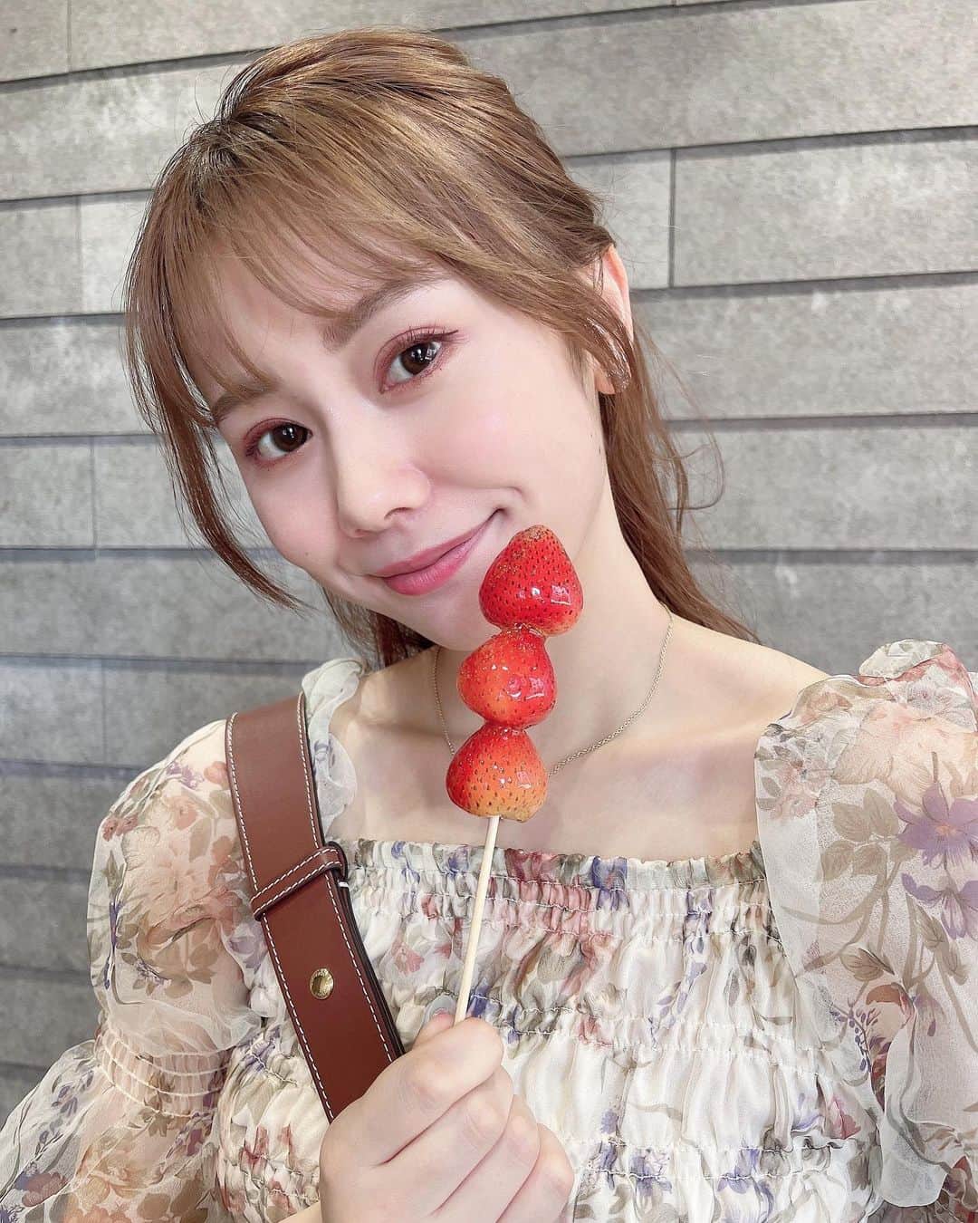 松本慈子のインスタグラム：「* 大須のいちご飴食べた日…😋🍓 何枚目がお好き???」