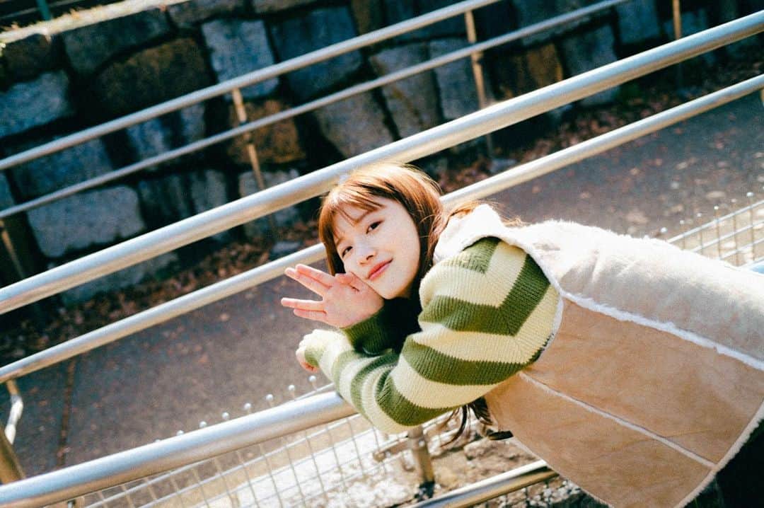 のインスタグラム：「. 2024.3.3(SUN) KADOWAKI SARASA 3rd Anniversary Live "いつかの為に今日があって" 開催です！  3月3日でデビュー3周年を迎えます！ 動員数333人！ ソールドアウトを叶えたい！ 楽しい夜を一緒に作って欲しい。 みなさまのお力を貸して欲しいです！  ... 私は、何をやっても上手く行かない時、 このつらいできごとは、いつかの為、いつか笑える日の為にあるんだろう、と自分を励まして乗り越えることがあります。 (気づいたらまた笑ってるねんなあ。) みなさんにも今、上手くいかないことが それぞれあるかもしれません。 でもきっとそれは "いつかの為に今日があって"です。 そして、その「いつか」、の１つが 私にとって、みなさんにとって 2024.3.3であれば嬉しいなと思っています！  チケット、本日8/4から。 7ヶ月後先という、予定が見えない方が沢山だと思いますが、、、、 あ、空いてるやろ？☺︎笑  バンド編成！！ 最高の一日にしましょう！  そして明日8/5から TikTokで私が秘めていた 楽曲制作の素材を33日間連続でアップしていきます！ 未発表曲沢山！ 反応くれたら嬉しいです！ 反応次第では、ワンマンライブで披露するかも...！　  路上ライブも久しぶりに、、 手売りもするかも、、、 と企んでいるので、また情報出すね！！  よろしく！！！」