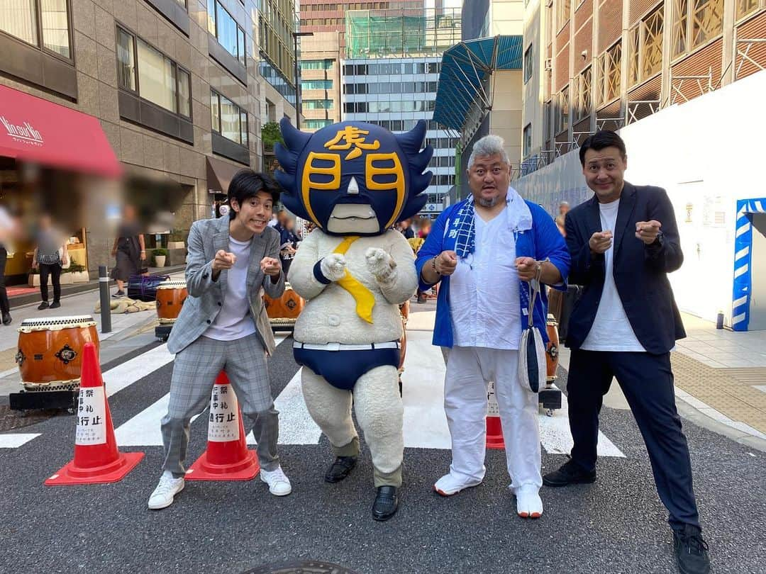 しょっぴーさんのインスタグラム写真 - (しょっぴーInstagram)「虎ノ門一丁目琴平町会のお笑いライブ ありがとうございました*\(^o^)/*  ネタ中、自分たちの前を車が通るという新鮮な体験ができました！笑  めっちゃ楽しかったです✌️ ありがとうございました*\(^o^)/*  #カモ虎課長 #さくらだモンスター #虎ノ門一丁目 #虎ノ門 #琴平町会」8月4日 22時31分 - syoppy0110