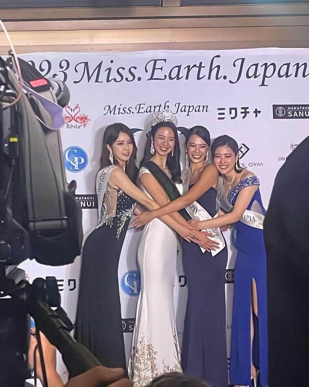 長坂有紗さんのインスタグラム写真 - (長坂有紗Instagram)「🇯🇵Miss Earth Japan🇯🇵  世界四大ミスコンであるミス・アースの日本大会で 配信部門"ミクチャ賞" そして3位である "Miss Water Japan"をいただくことが出来ました！💐✨️  大阪大会も含めると約2ヶ月 美や環境問題の勉強や、美しさとはなんなのか、考える ことや学ばせていただくことが多くあり、 サポートしてくださる方々や、一生に切磋琢磨できるメンバーなどに恵まれて 本当にいい経験をすることが出来ました✨️  素敵な方々と巡り会い、考え方やお話を聞かせてもらう中で 私のなりたい女性像、のようなものがまた少し鮮明になりました  これからも体と心を磨き 美しく、芯のある強い女性を目指して励んでまいります😌🤍  サポート頂いた方々、運営様、そして応援して下さった皆様に感謝いたします🌎✨️  ありがとうございました🍀*゜  #missearth #missearthjapan #ミスアース #ミスアースジャパン #ミスアースジャパン2023 #ミスアース日本大会 #一般社団法人ミスアースジャパン #ミスコンテスト #世界4大ミスコン #missearth2023 #missearthjapan2023 #mej #ホテル椿山荘東京」8月4日 22時31分 - makki_2424