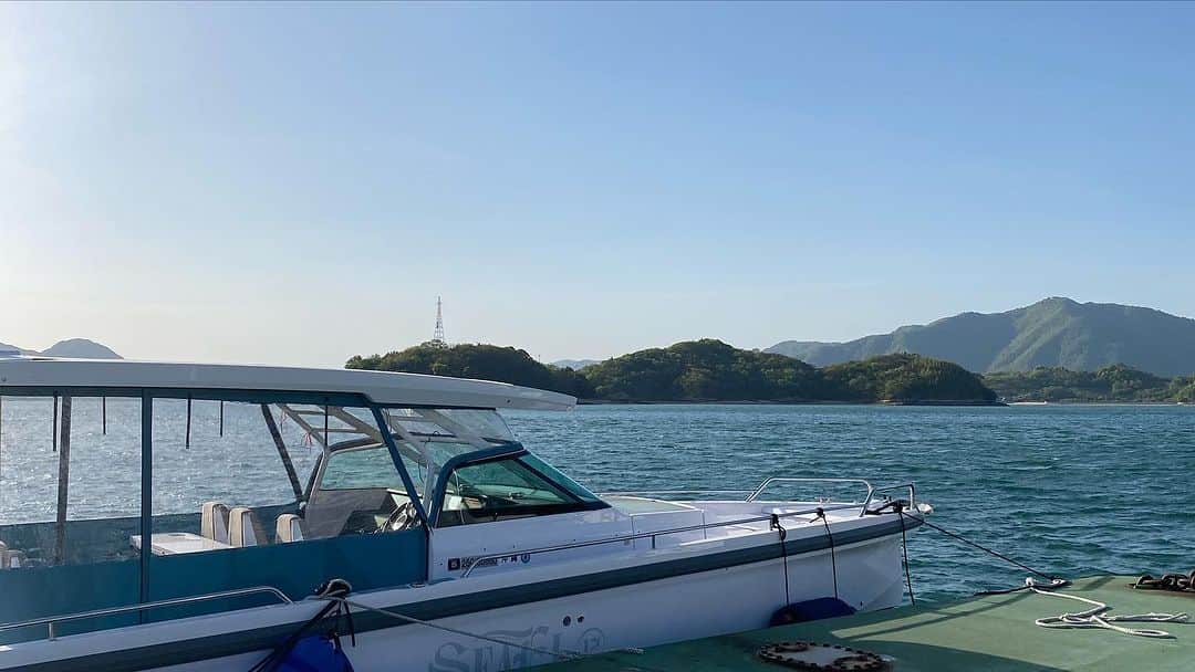 宮良忍（SHINOBU）さんのインスタグラム写真 - (宮良忍（SHINOBU）Instagram)「【SEAEL12回航記】 4月22日に新西宮マリーナを出航して、5月2日に小浜島に到着した回航の記録を少しずつですが残していきたいと思います。 自船を自ら操船して故郷の小浜島まで航行する事。 実は20歳ぐらいから描いていた事でもありました。 4月19日、新西宮マリーナに入り、オカザキヨットの金地さんと、回航の計画など必要な備品を揃えたりしながら天候も含めて出航のタイミングを見てました。 行く先々の海峡を調べながら22日に出航する事になりました。 その間、友達ファミリーに大変お世話になり既に旅は始まっていました。 今回の僕のテーマは、初めての場所や港にお世話になるので、お邪魔しますの精神と感謝の心を持ち失礼の無いように回航する事。 ここまで来るにも沢山の方々の応援があった。　 無事に安全に小浜島まで辿り着く事こそが全て。 出航当日、まぁまぁ風はあるが、行ける❗️ 風向きも悪く無い。 3日間、通い詰めた新西宮マリーナと、お世話になったオカザキヨットの金地さんと友達ファミリーに見送られ、いざ最初の給油港NioMarinaへ❗️ 明石海峡を抜けて、淡路島を左に見ながら最高な航行❗️ 八重山の海とは、まったく景色も波の立ち方も違うけど、AXOPAR37 の性能を少しずつ感じ試しながら5時間後、無事にNioMarinaに到着。 ガソリン艇となるため、マリーナでのスタンド給油は本当にありがたい。 のんびり行きたくなる素敵なマリーナでした😊 給油後は直ぐに本日の最終目的地の因島マリーナへ❗️ 夕方5時頃、無事に因島マリーナ到着。 お世話になっている知り合いの方に迎えて頂き、 直ぐに地元の皆様と乾杯🍺 この感じが本当に良くて、疲れと初日の緊張もありましたが、解けました😊 宿泊も、お世話になり気持ちの良い朝を迎える事が出来ました❗️ さぁ2日目は大分のマリンピアむさしマリーナを目指します🛥️ この回航記は、専門用語など、こまかな記録は書いておりませんが旅の記録として残しておきたいので、また時間のある時を見ながら書きたいと思います✌️  @okazakiyachts  @seadek_regar1091susan   #回航 #axopar37st  #axopar  #新西宮マリーナ #NioMarina #因島マリーナ」8月4日 22時32分 - shinobu_miyara