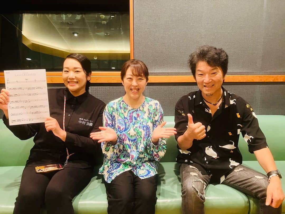 山口ひろみさんのインスタグラム写真 - (山口ひろみInstagram)「新曲「三井の晩鐘」のカップリング曲は「しょくいくぼうさいのうた」と言う作品です🌼  なんと❗️私も作詞に初めて参加させていただきました💡  #食育防災アドバイザー と言う資格を取得したことをきっかけに「皆様に歌で食育防災のことをお伝えしたい！」と思い#食育プロデューサー の中村詩織さんと共に、作詞をさせていただきました✨  作詞の中村詩織さん 作曲のHANZOさんと📸  ご家族揃って楽しんでいただける作品です😊  ぜひこちらも応援よろしくお願い致します🙇🏻‍♀️  #山口ひろみ #テイチク #新曲 #三井の晩鐘 #カップリング曲 #しょくいくぼうさいのうた  #中村詩織 さん #作詞しました  #楽しく学べる #HANZO さん #応援よろしくお願いします❤️」8月4日 22時36分 - hiromiyamaguchi_official