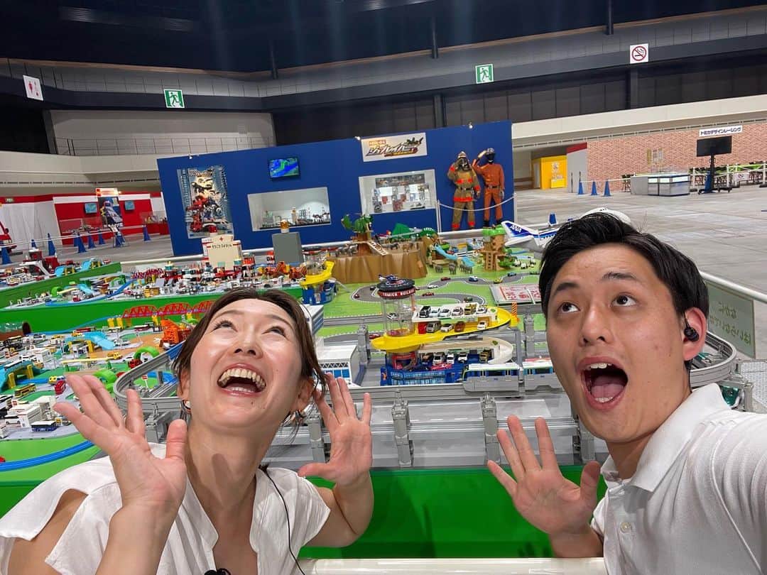 髙橋大悟のインスタグラム：「#よじごじDays生中継  今日は狩野大先輩の生中継を見学させてもらいました！ (急遽少し出演もさせて頂きました。🙇‍♂️)  本番直前まで入念な確認、準備をする先輩の姿を見て勉強になることばかりでした。 いつか生中継を担当する時にしっかり生かします！！💪🔥  今回紹介した「トミカ博inTOKYO」は、有明GYM-EXで明日8/5〜8/15までの開催です！  ぜひ夏の想い出に！！🚙  #師匠とのツーショット #光栄でしかないです。 #さらにレパートリー増やしていきます。」