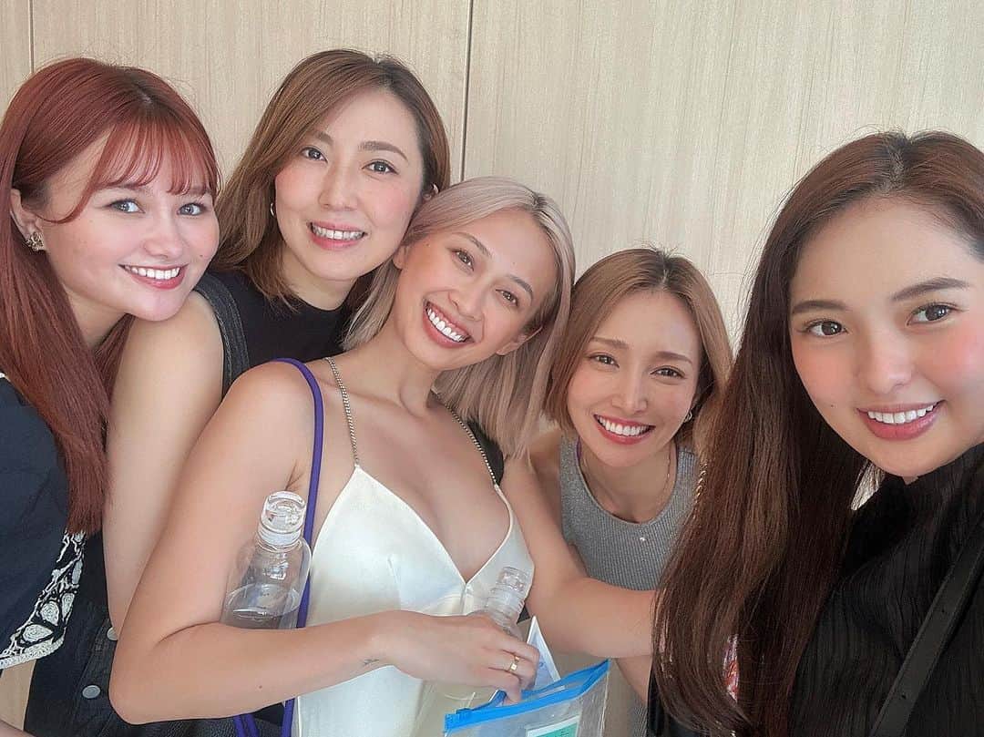 澤田友美のインスタグラム：「. Joshuaが5歳のbirthday🥰🎂 そしてハニーもママになって5歳💐✨ とても心から尊敬している。 子供にどんな時も 「good job ~👏」と、できたことを常にみつけてあげて全力で肯定して寄り添った向き合い方を、毎日毎日力尽きて一緒に👦🌃寝落ちしてしまうほどずっと頑張ってきたハニーの母親力は、とても学ばせてもらっている🥺✨ そして朝は4時5時に起きて📕を読む自分の時間も大切にしながら、毎日全力で子供を育てる姿を５年間、一旦ここまでご苦労様と、おめでとう💓💐✨ @fahindubai  宇宙一素敵なママ✝️ そして愛しておる✖️宇宙💓🌏✨ . 母は偉大だなぁ… . #happybirthday #joshua #family  #happiness #loveislove」