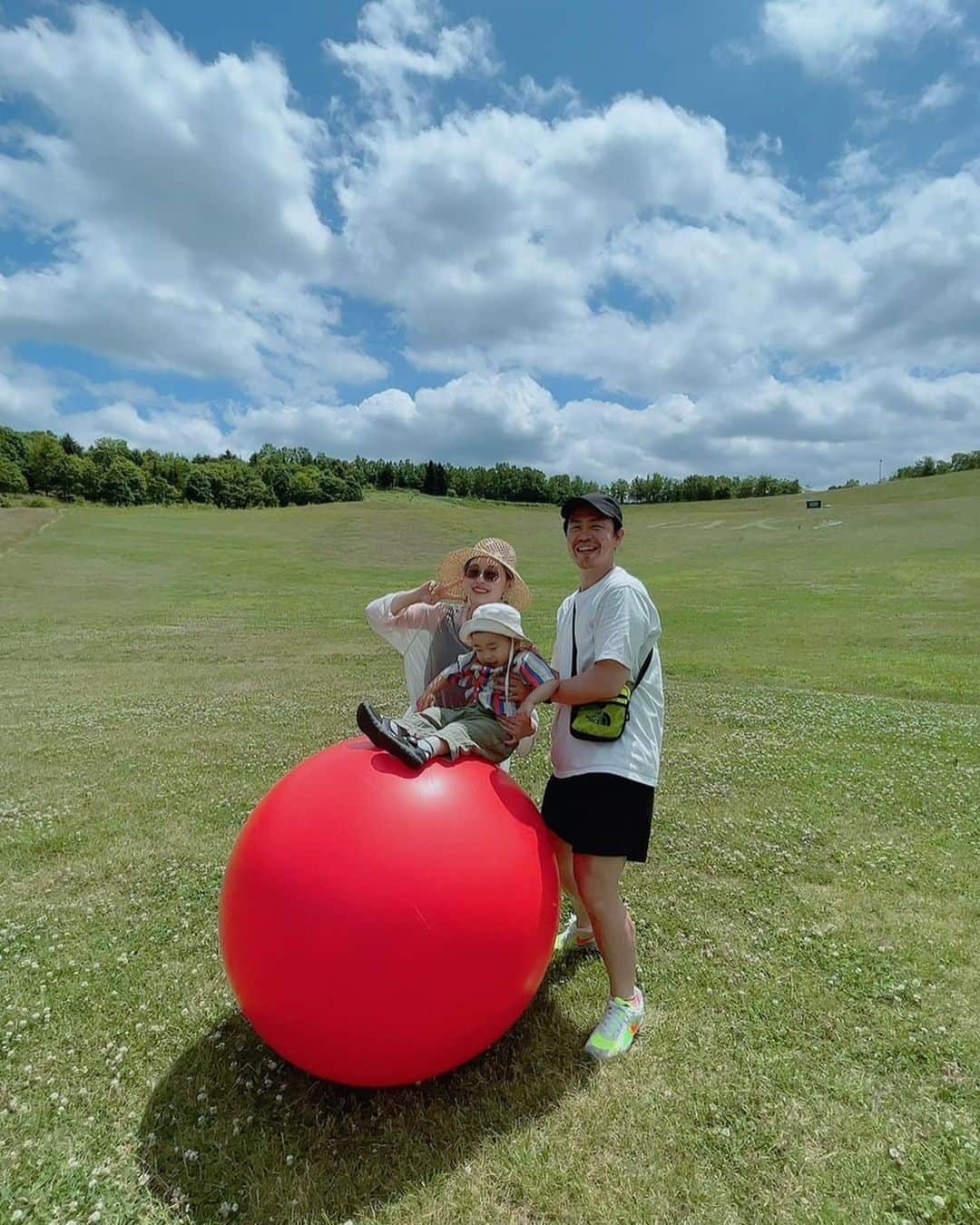 ◆miki◆のインスタグラム：「* * 👨‍👩‍👦♥️♥️ * 貴重なショット📸  先日父ちゃんが42歳を迎えました🎉  去年の今頃は74kgだったのに 今81kgに肥えちゃって🐷  何7kgも肥えちゃってんの？  身体に良いから！って😝🫱🏻 毎日素焼きミックスナッツ両手いっぱい食べてるからだわ  外側の脂肪も凄いし 内臓脂肪もヤバそうだし 身体壊れる前に痩せてください  明日からサラダ🥗のみ  #サラダジジイ」