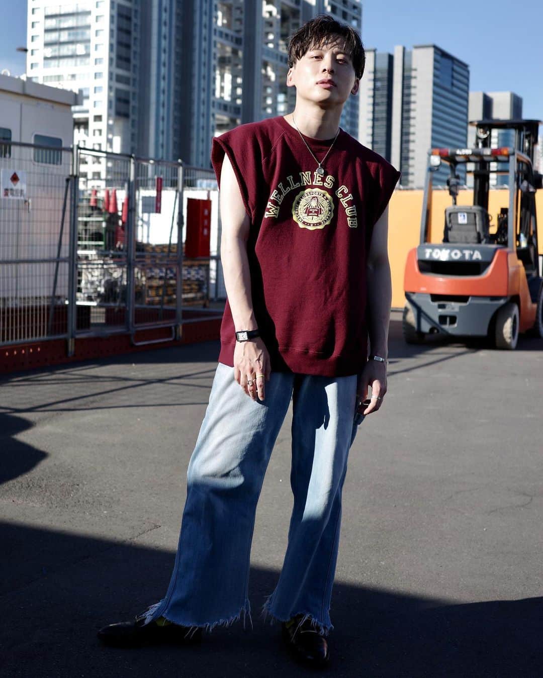 工藤大輝のインスタグラム：「私服。  めざましライブの時ですね。 とんでも暑かった。 袖無くても暑かった。 そして案の定眩しくて目開いてない。  @inscrire_official のスウェットノースリーブ。 カレッジロゴとボディの配色も、袖の切りっぱなし感も、サイズ感も、全部良い塩梅。アンスクリアはレディースのイメージかもですが、メンズも着れるの沢山あります。  @class_poolbyclass のデニム。 もうこれ登場何回目？っていう。 ちなみにこの日は膝を擦りむいていて、衣装で履いてるダメージデニムだと膝つけなかったので急遽このデニムでライブしました。 今はもう瘡蓋も取れて良い感じです。ご心配無く。  あんまり見えないかもですが…シューズは @calmanthology × @tomorrowland_jp のオペラスリッポン。 楽。とにかく。 でも暑かったので靴下無しで良かったかも。  ちなみにネックレスは @hermes のヴィンテージ。 まだ青山にあった頃の @worldlywise_jp で偶然見つけたやつだったかと。こういうのは出会いですよねー。  さぁ、いよいよ布の分量が限界値まで少なくなってくるシーズン。この先どうなる。  #INSCRIRE #poolbyclass #calmanthology #hermesvintage」
