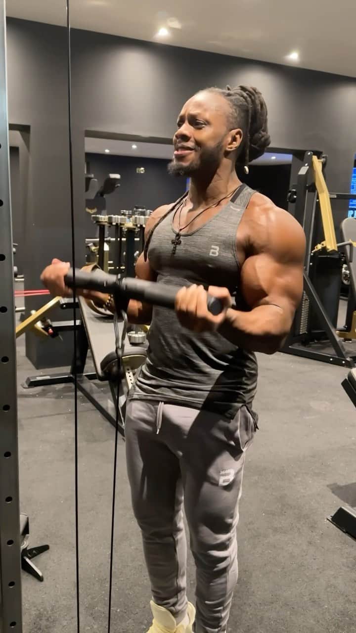 Ulissesworldのインスタグラム：「Try these specialist bars for bigger biceps 💪🏾 @watsongymequipment   These three bars are my favourite from my home gym and if you have the chance to grab one from @watsongymequipment before they sell out you’ve got to 💪🏾   Thicker grips stimulate more muscle fibers in your hands, fingers, and forearms. As you contract a muscle while holding a thick bar, you are not only contracting the primary muscles in the hands and forearms, but you are also stimulating the surrounding muscles and connective tissues.  If you’re looking to upgrade your gym, go give my team Watson gym a message for the best bespoke equipment🔥」
