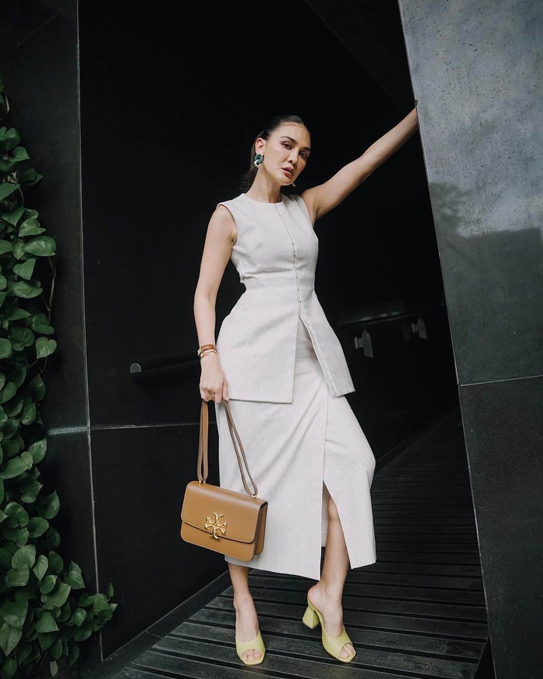 ルナ・マヤのインスタグラム：「Stepping out in style👜💅🏻  Makeup @rhay_david  Hair Do @ardndut Stylist @bimopermadi Bag @toryburch   ✨@time.international ✨」