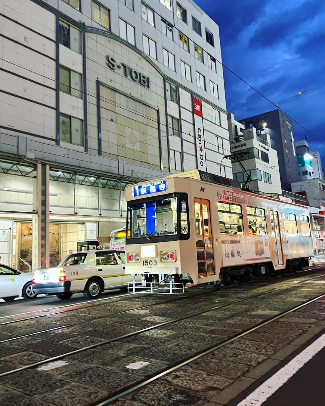 山田稔明さんのインスタグラム写真 - (山田稔明Instagram)「明日長崎歴史文化博物館での町田尚子さん絵本原画展コンサートのため、福岡と佐賀を経由して長崎に前乗り。夜の思案橋通り、なんでスナックの名前と看板ってこんなに魅力的なのかな。 #猫町旅日記」8月4日 22時46分 - toshiakiyamada