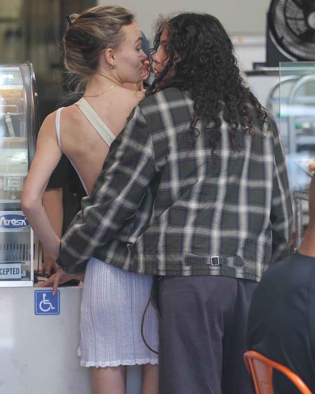 Just Jaredさんのインスタグラム写真 - (Just JaredInstagram)「Lily-Rose Depp & girlfriend 070 Shake look so in love while out picking up pastries. #LilyRoseDepp #070Shake Photos: Backgrid」8月4日 22時46分 - justjared