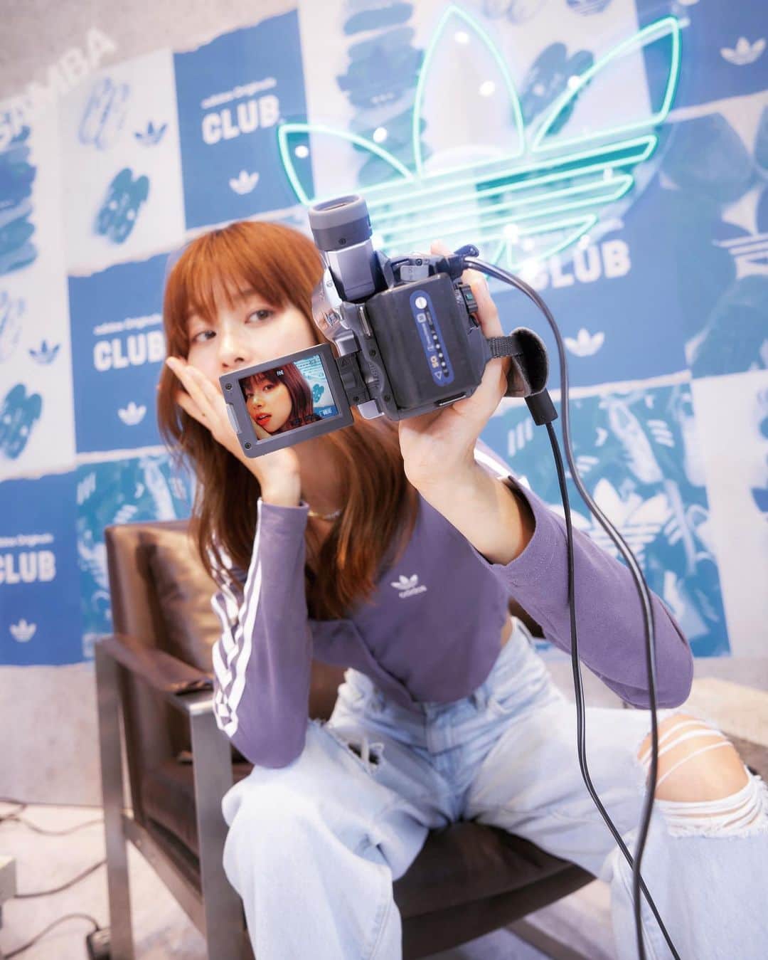 吳斐莉のインスタグラム：「大家有沒有看到今天的新聞〰️ 我們的本部長膩～李俊昊快閃來台灣捏 就是為了愛迪達SAMBA明天開賣🙌🏼 之前沒買到的 這次千萬不要再錯過了～  我超愛的T-TOE SAMBA 麂皮材質與皮革拼接 而且是復古薄底 薄底鞋終於又流行回來了🥹  除了我平常穿的黑白 OG 配色 這次女款還推出了”葡萄柚粉色” 超·級·可·愛😍 搭配 #ADICOLOR 的紫色短版上衣 完全就是時髦的多巴胺配色 不會太過於浮誇夠街頭 大家也可以這樣搭配yo😎  而且這次購買T-TOE家族系列還有機會 #StyleYourTTOE  鞋帶設計體驗🎀 可以設計出屬於你自己的T-TOE 朋友的朋友是這次的設計師 現場的作品真的有夠美🥹  大家也可以來試試自己的藝術感😆  #adidasSAMBA  @originals_tw」