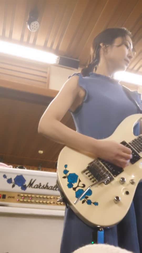 Yukiのインスタグラム：「ローアングル🙄  リハでした  ♪Attraction 4D / D_Drive   #rehearsal  #D_Drive  #guitar #Marshall #ESP #ギター」