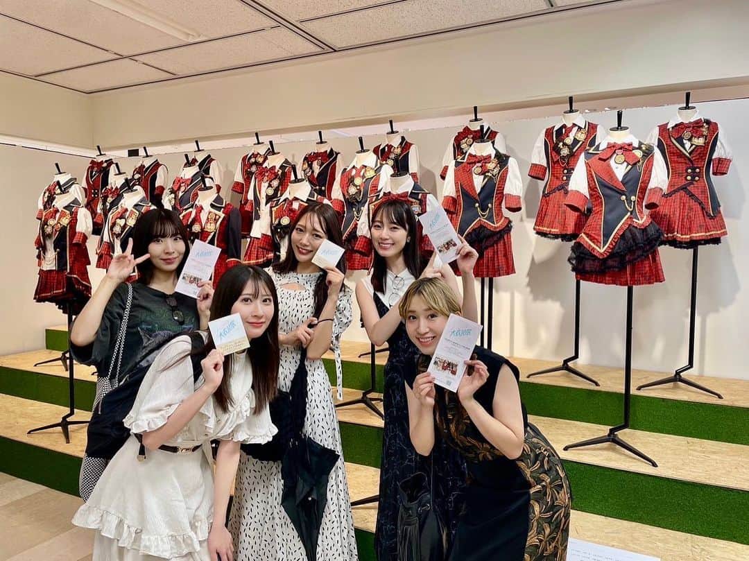 のインスタグラム：「♡ AKB48大衣装展に行ってきました！ 東京駅の大丸11階にて8月8日まで 期間限定で行われています👗✨  自分の人生の中で大切で必要で大好きなAKB48の時間が一気に蘇るような幸せな時間でした。  オサレカンパニー( @osarecompany ) の作ってくださる最高に可愛い衣装をたくさーーん着て、たくさーーんステージに立たせていただいた私は幸せ者です！  いつまでもどんな時もずっとずっと可愛い衣装を作り続けている歴史を目で見て本当にえもかった…  そんな空間に仲良しの仲間と行けてよかった♡  あとお世話になっていた衣装のゆいちゃんにも久しぶりに会えて嬉しかったなぁ👸🏼♡  宝物。」