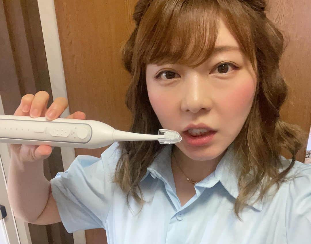 あやつるぽんのインスタグラム：「...歯磨き . . . 最近ゲットした歯磨き！ 最新！ 歯ブラシは断然電動派なんですがこれは 振動し磨きしながら水も出せて フロスが同時にできるので時短！！ 水圧が5段階選べて洗い上がり口の中スッキリ！！ . . 楽天市場で ジェットウォッシャー wavewaveで検索したら詳しく載ってます！ . #wavewave #電動歯ブラシ #口腔洗浄器 #デンタルケア #オーラルケア #ホワイトニング #歯のエステ #pr」