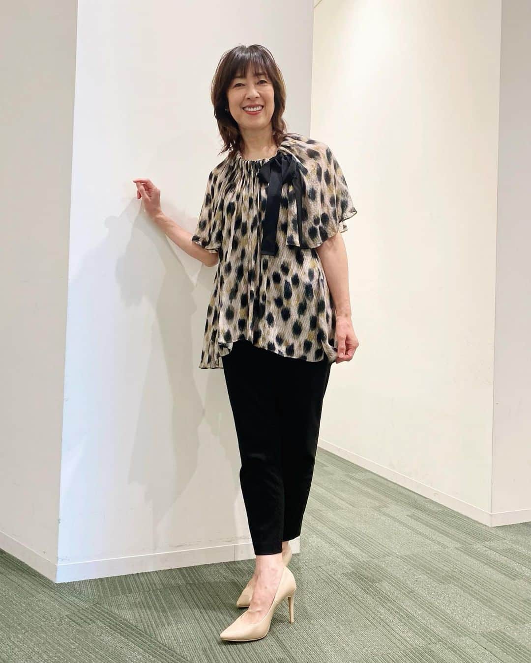 小西美穂のインスタグラム：「きょうは読売テレビten.出演！ 夏バテ予防で気合い入れて衣装はヒョウ柄🐆💛‼︎ 大阪城も見えてます🏯👀  関西のみなさま、ありがとうございました😊🍉  #読売テレビ #かんさい情報ネットten  #anotheraddress #designworks #ヒョウ柄 #レオパード柄」