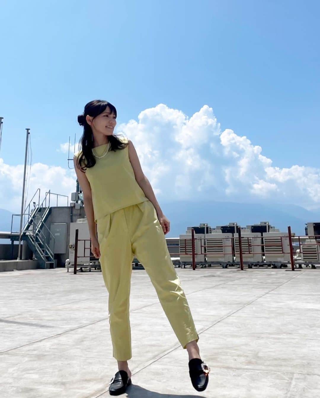 森田絵美のインスタグラム：「. ててて衣装💛 . 黄色のセットアップでした👼 ヘアセットは ハーフアップのお団子🫧 . #セットアップ #アナウンサー #アナウンサー衣装 #てててtv」