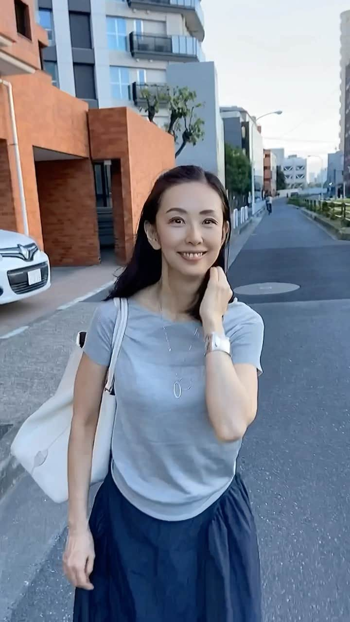 田村翔子のインスタグラム：「ようやく金曜日の仕事帰り。 1週間、お疲れさま。あたし😊  #summerfashion#田村翔子#ライフスタイル#お仕事コーデ」