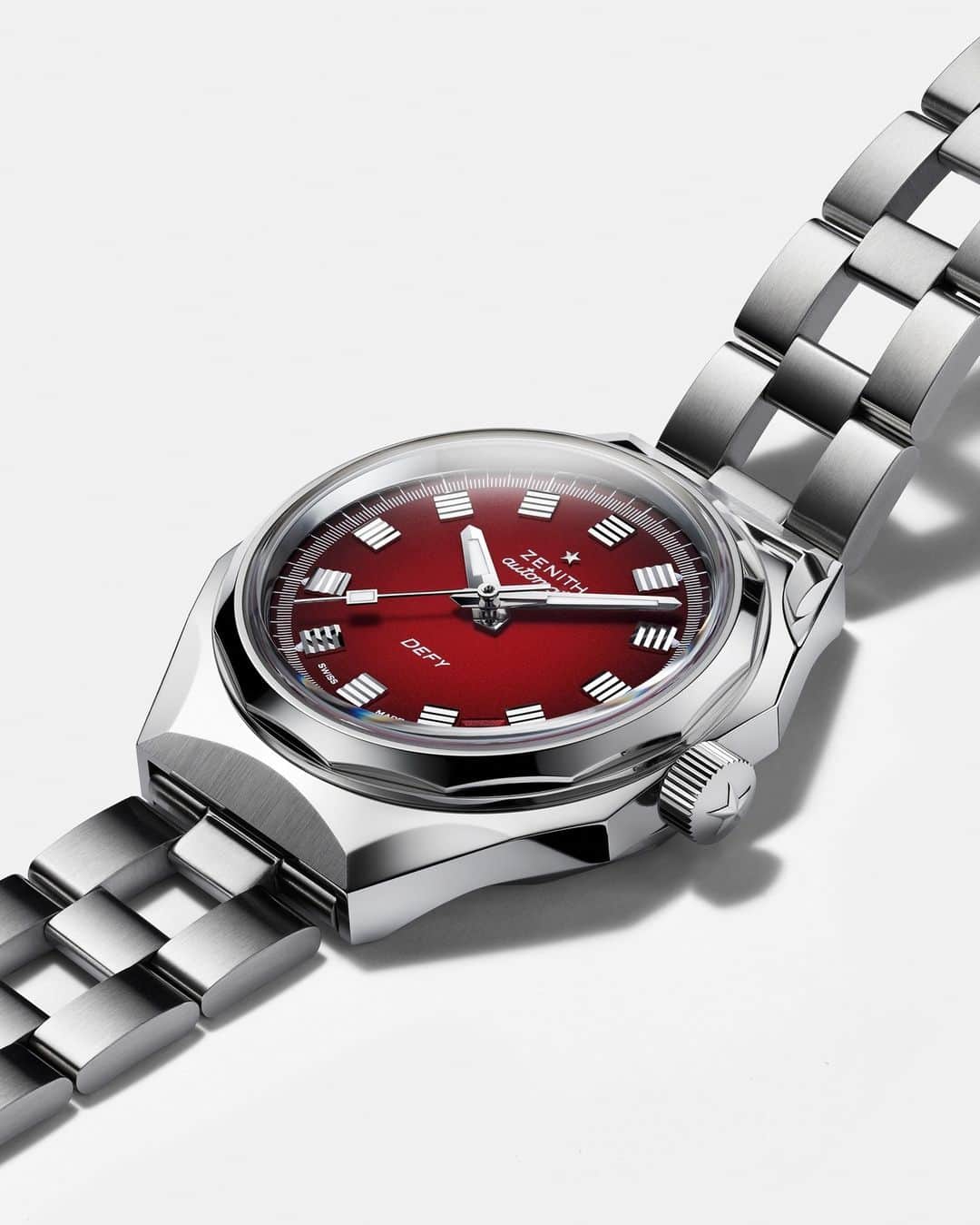 ゼニスのインスタグラム：「#A3691: Not only were some of the earliest DEFY wristwatch models vibrantly coloured, they also featured a striking gradient or "smoked" effect. The DEFY Revival A3691 with its deep-red dial is a prime example.」