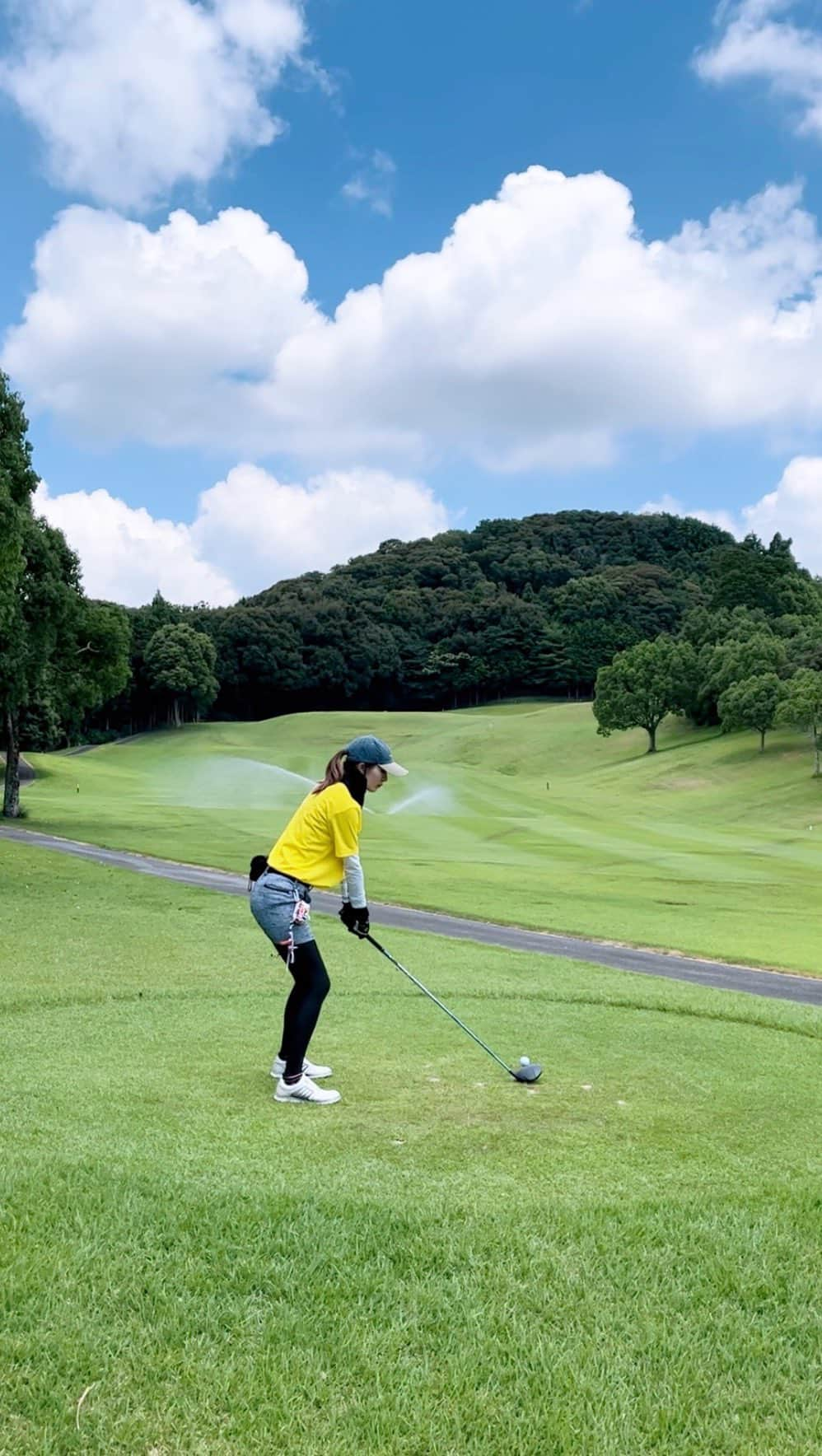 中田有美のインスタグラム：「この前のラウンドのティーショット🏌️‍♀️  左に飛んでったボールOBかと思ったけど コースが左ドッグだったおかげで コースなりに飛んでて ボール失くさずに済んだ🤩  #ゴルフ女子 #ゴルフスイング動画 #ティーショット #ティーショット動画 #三重ゴルフ女子 #東海ゴルファー #鈴峰ゴルフ倶楽部」