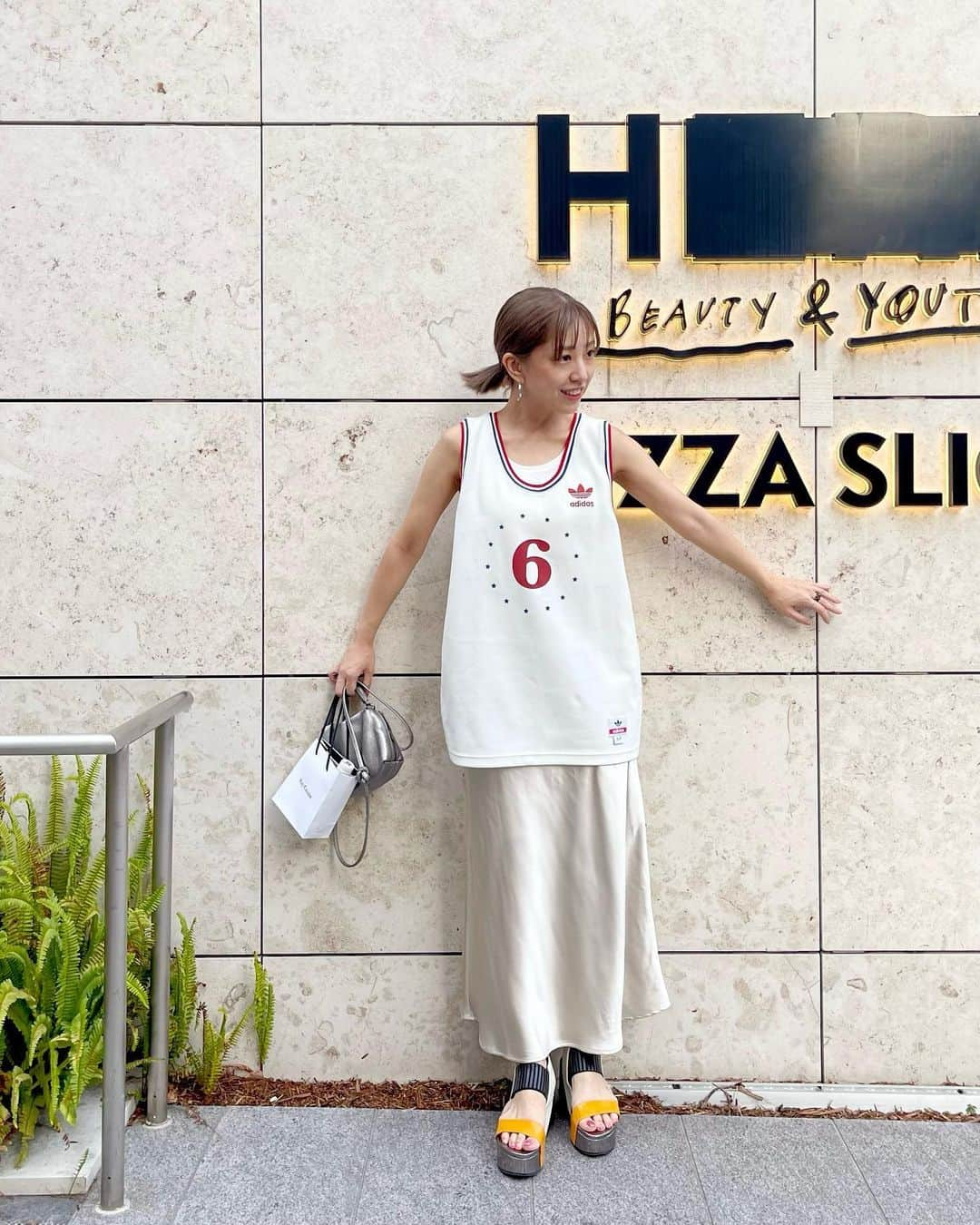 本橋優華のインスタグラム：「🥵🔥 ゲームシャツがマイブームです。  #ootd#gameshirt#basketball#sandals#unitednude#adidas #vintage#ゲームシャツ#ユニフォーム」