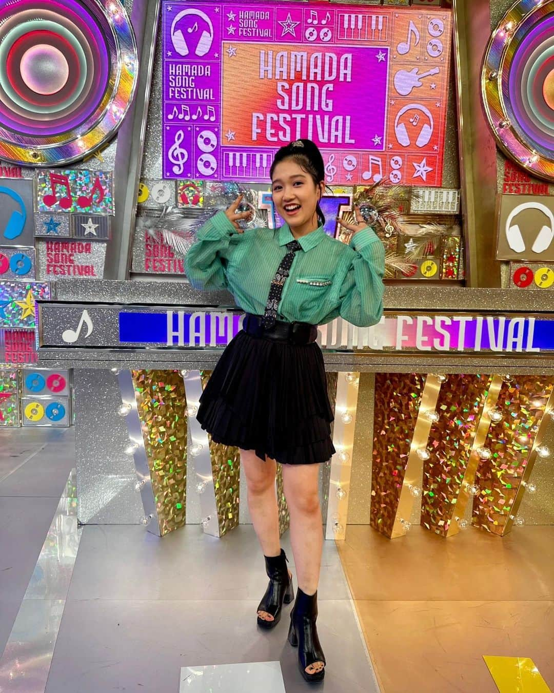 山崎玲奈のインスタグラム：「『 #ハマダ歌謡祭 』 ご覧頂けましたか〜🤩 今回のお衣装もとってもかっこよくて、ピーター・パンぽい色も最高にお気に入りです🧚‍♂️✨️ ・ 「スターマイン」を一緒にデュエットした #斎藤瑠希 さん📸  #ミュージカル #北斗の拳  で共演した #桑原愛佳 ちゃん📸 ・  #オオカミ少年   #ルーキー チーム  #今回もめちゃくちゃ楽しかった   #大貫勇輔 さん（#ケンシロウ ）とも撮りたかったなぁ🥲 #Tverで見逃し配信も是非✨」