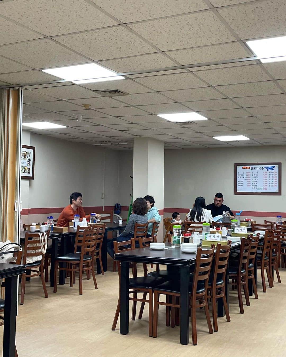 高井香子さんのインスタグラム写真 - (高井香子Instagram)「【ローカル人気店🇰🇷】 #만포막국수 人気店すぎて、あっという間に満席。 ワイワイガヤガヤすごかった🤣  日本人が居るの私達のグループくらいでちょっとハードル高いかなと思ったけど... ローカル飯食べたい方にはオススメ！（私は韓国人のお友達と行ったから、メニューお任せしたけどNAVERマップにメニュー載ってるからそれを見せたらOK）  餃子めっちゃ美味しかった🥟 찜닭（蒸し鶏）はそのまま食べても、麺と一緒に食べても美味しかったです！ 看板メニュー多いお店だから何食べるか悩む事間違いなし。笑  #만포막국수 #韓国 #韓国旅行  #韓国グルメ #韓国料理  #1日1こうこりあさんぽ」8月4日 23時03分 - cocoreacoco