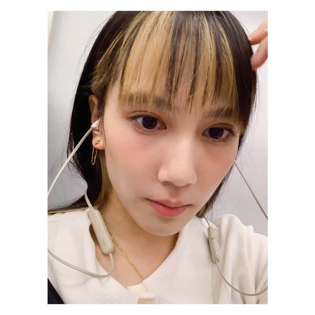 山本千尋のインスタグラム：「. 26歳終わりかけ。デビューしました。 そもそも髪を染めたのも6年ぶり。初めての金髪。怒られる年齢でもないのにソワソワしております🐥🫧  #暑い日々ですが #水分補給を小まめにして #ご体調呉々もお気を付け下さい #私は #絶賛新感線お稽古中です #皆様素敵な週末を」