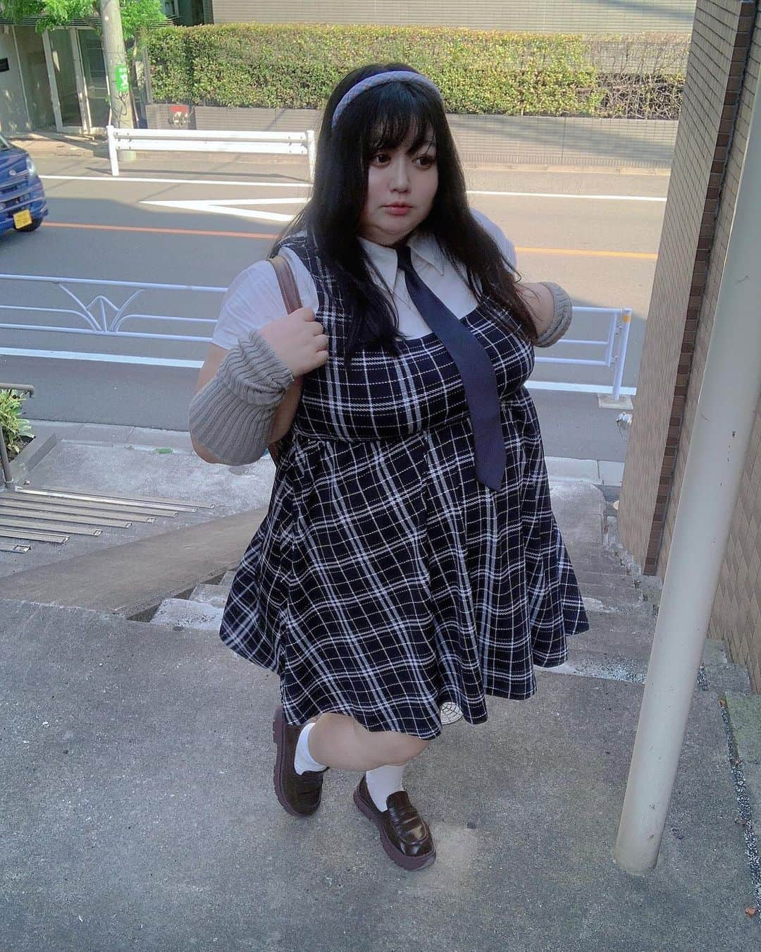 えみっくすさんのインスタグラム写真 - (えみっくすInstagram)「全身SHEINで作る、105kg女子のY2Kスクールガール風コーデ₍ᐢ.ˬ.ᐢ₎  【商品ID】 onepiece：18126729 4XL arms：15200871 head：18619665 bag：1697908(完売商品) socks：5350767 shoes：14602462 CN38(完売商品)  【クーポンコード】 B2SJP157  9/30まで、 お買い上げ金額1～5,999円までは15%OFF、6000円以上は20%OFFになります❕❕  @shein_japan  @sheinofficial  @sheincurve   H155/W105/B125/W105/H115  👗 .｡ _________________________ ｡. 👗   　えみっくすの日々のコーディネートを ︎︎ 　　　▶️ #えみっくすコーデ ◀️  　　　でまとめています⸜(*⃙⃘'ᵕ'*⃙⃘)⸝⋆*   　コーデを参考にしてくれたらぜひ  　ハッシュタグをつけて投稿してね📷✨  👗 .｡ _________________________ ｡. 👗  #SHEINforALL  #shein #sheinofficial #shein購入品 #sheinコーデ #sheincurve  #ぽっちゃりコーデ  #ぽっちゃり女子  #ぽっちゃり  #ぽっちゃりファッション  #ぽっちゃりさんと繋がりたい  #ぽっちゃり大人女子  #ぽっちゃりモデル  #ぽっちゃり女子と繋がりたい  #ぽっちゃりコーディネート  #プラスサイズ  #プラスサイズコーデ  #プラスサイズファッション  #プラスサイズモデル  #plussize  #plussizefashion  #plussizemodel #curvy  #chubby  #curvyfashion  #ミスid2022 #FirstDayVibes #backtoshool #SHEINpartner」8月4日 23時13分 - emix_momoka