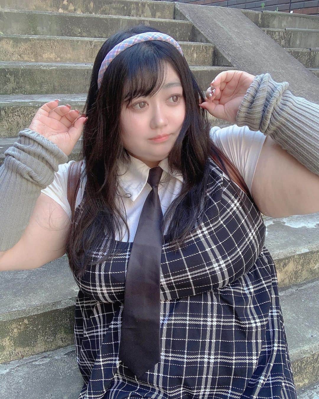 えみっくすのインスタグラム：「全身SHEINで作る、105kg女子のY2Kスクールガール風コーデ₍ᐢ.ˬ.ᐢ₎  【商品ID】 onepiece：18126729 4XL arms：15200871 head：18619665 bag：1697908(完売商品) socks：5350767 shoes：14602462 CN38(完売商品)  【クーポンコード】 B2SJP157  9/30まで、 お買い上げ金額1～5,999円までは15%OFF、6000円以上は20%OFFになります❕❕  @shein_japan  @sheinofficial  @sheincurve   H155/W105/B125/W105/H115  👗 .｡ _________________________ ｡. 👗   　えみっくすの日々のコーディネートを ︎︎ 　　　▶️ #えみっくすコーデ ◀️  　　　でまとめています⸜(*⃙⃘'ᵕ'*⃙⃘)⸝⋆*   　コーデを参考にしてくれたらぜひ  　ハッシュタグをつけて投稿してね📷✨  👗 .｡ _________________________ ｡. 👗  #SHEINforALL  #shein #sheinofficial #shein購入品 #sheinコーデ #sheincurve  #ぽっちゃりコーデ  #ぽっちゃり女子  #ぽっちゃり  #ぽっちゃりファッション  #ぽっちゃりさんと繋がりたい  #ぽっちゃり大人女子  #ぽっちゃりモデル  #ぽっちゃり女子と繋がりたい  #ぽっちゃりコーディネート  #プラスサイズ  #プラスサイズコーデ  #プラスサイズファッション  #プラスサイズモデル  #plussize  #plussizefashion  #plussizemodel #curvy  #chubby  #curvyfashion  #ミスid2022 #FirstDayVibes #backtoshool #SHEINpartner」