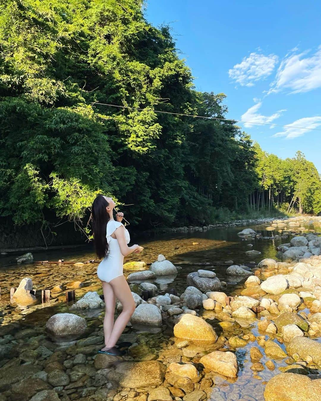 Manaさんのインスタグラム写真 - (ManaInstagram)「🏕絶景サウナ付き𝑮𝑳𝑨𝑴𝑷𝑰𝑵𝑮💕 三重県へグランピングに行ってきました😊✨ ⁡ 名古屋から車で2時間くらい🚗 @off_leek ⁡ ドーム型テントのお部屋もありましたが 今回、宿泊させていただいたのはヴィラ✨ ⁡ なんとドッグラン付きなので わんちゃん🐶もOKなグランピング場です！ ⁡ ⁡ 川沿いにはサウナがあって😳 こんなグランピング初めて！！！ わたしも緑の中で、ととのいました🌳🌿🍃 ⁡ 夜は星空を眺めたり 大画面のスクリーンで映像を観たり…🌙 ⁡ 夜ごはんはなんと 贅沢に海鮮とたっぷりのお肉の盛り合わせBBQ🍖 ピザ作り体験もできちゃいました！！🍕 美味しかったです✨ ⁡ ⁡ テレビも街明かりもなく スマホも極力触らずデジタルデトックス🌿 ⁡ ただ自然の音だけが聞こえて 心の中からデトックスできた気がしました😌💓 ⁡ お天気もとても良かったので いっぱい癒されましたよ☺️✨🌿 ⁡ 沢山笑って、沢山食べて、ストレスフリーの 幸せな時間でした♥️ ⁡ ⁡ @resort.glamping_com @off_leek ⁡ ⁡ ⁡ ⁡ #オフリーク #リゾグラ #グランピング #グランピングキャンプ #キャンプ #グランピングリゾート #サウナ #グランピングサウナ #サウナキャンプ #ソロサウナ #ロウリュウ #癒しの時間 #三重県  #尾鷲市 #三重旅行 #キャンプファイヤー #グランピング女子会 #アウトドア女子 #ソロキャンプ #ファミリーキャンプ #デジタルデトックス #キャンプ飯 #BBQ #タビジョ #自然に囲まれて #glamping #glampinglife #glampingjapan」8月4日 23時05分 - mana.tcy