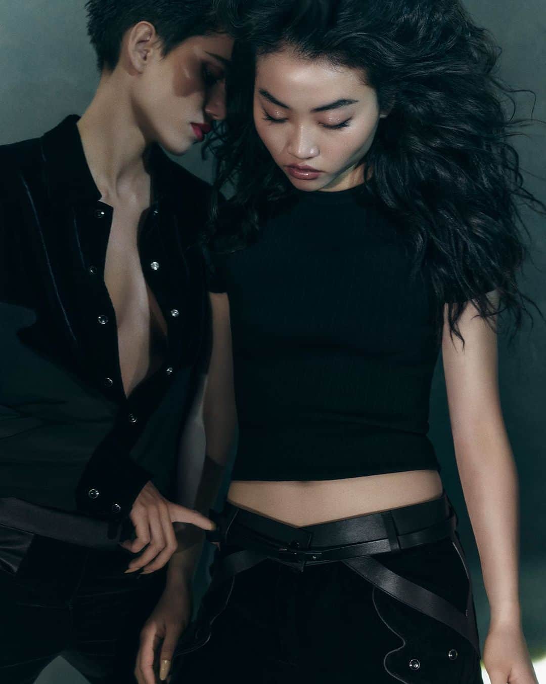 トムフォードのインスタグラム：「CAPTIVATING NOIR ALLURE.   DISCOVER THE PRE-FALL ’23 COLLECTION. NOW AVAILABLE ON TOMFORD.COM   #TOMFORD」