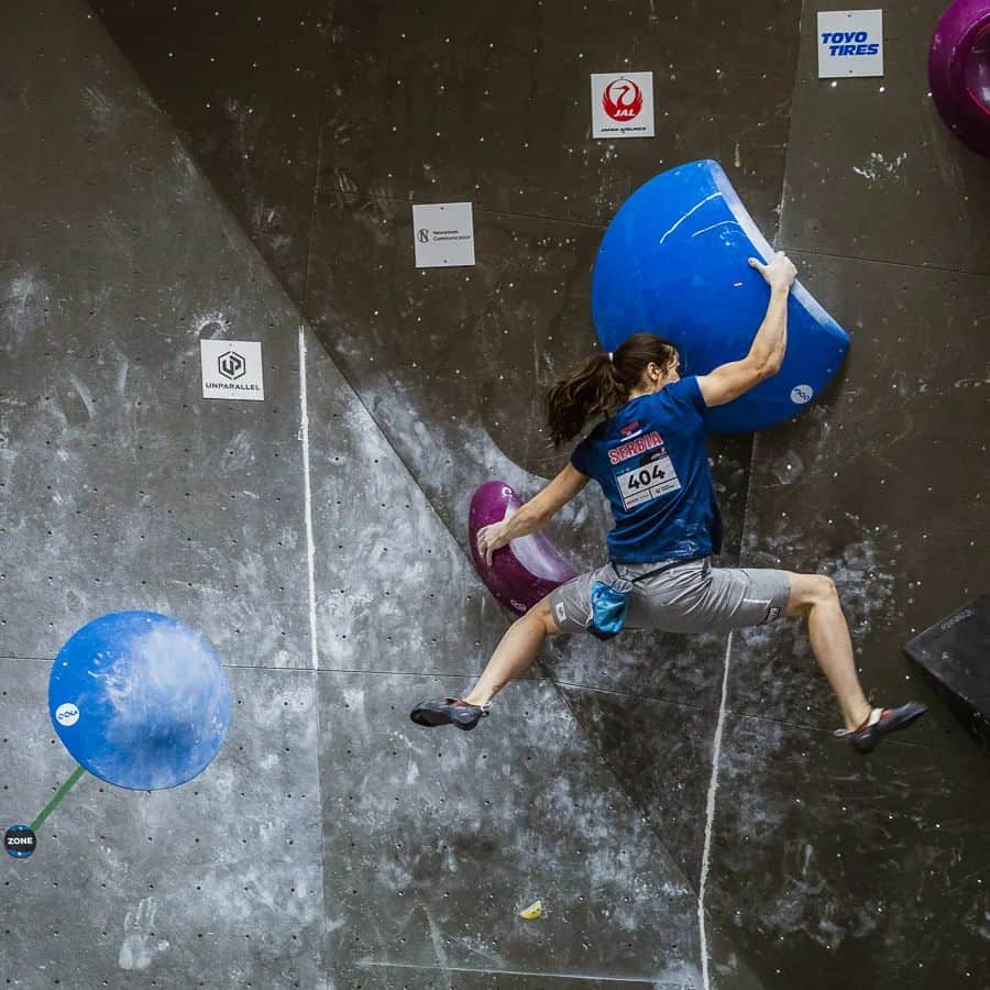 スターシャ・ゲージョのインスタグラム：「Error 404 Topped this first boulder a few milliseconds too late. Fell on the tops of the next two boulders. Topped WA4. Got really exhausted in the process. Failed on a slab. Friction was not on my side, simply couldn't stay on or pull some holds. Devastating place 27. Focusing on lead on Sunday morning 🙏🏼  Photo by @vanessa_winter07   #berntoclimb @climbingbern2023」