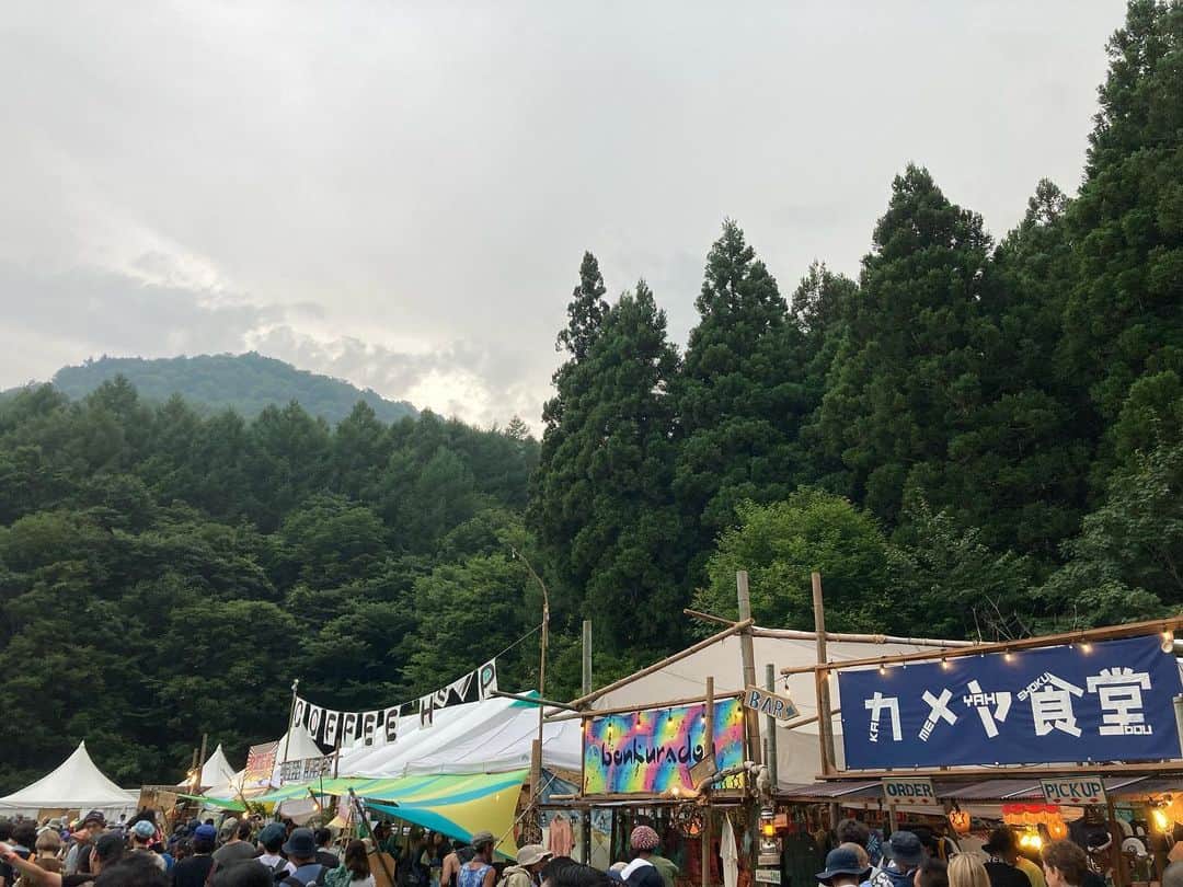 岡村有里子さんのインスタグラム写真 - (岡村有里子Instagram)「FUJI ROCK、今年も行ってきましたーー🙌  大自然の中、大音量で聴く音楽はやはり格別。 たくさんの方にも再会できたし、最高に楽しい3日間でした。  既に来年のFUJI ROCKが待ち遠しい〜〜☺︎  #fujirockfestival2023 #thankyoufujirock #ありがとうフジロック #フジロックロス #苗場に帰りたい #ゴンちゃん #22回目のフジロック」8月4日 23時11分 - yuriko_okamura