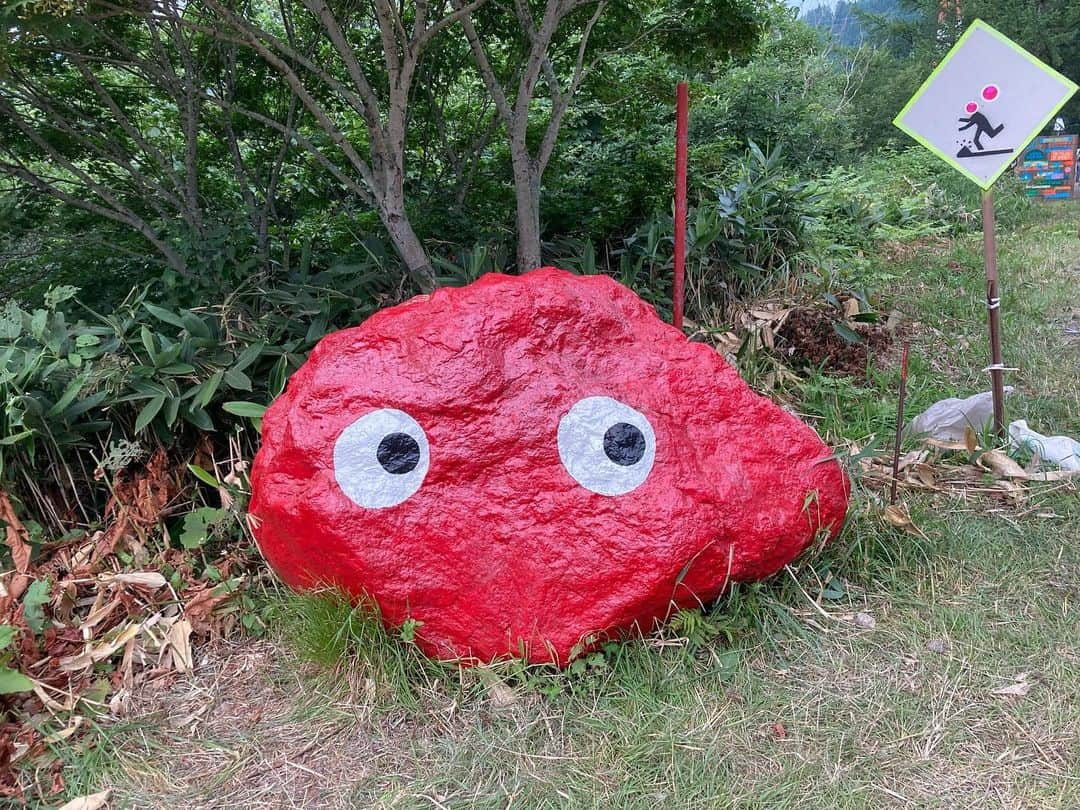 岡村有里子のインスタグラム：「FUJI ROCK、今年も行ってきましたーー🙌  大自然の中、大音量で聴く音楽はやはり格別。 たくさんの方にも再会できたし、最高に楽しい3日間でした。  既に来年のFUJI ROCKが待ち遠しい〜〜☺︎  #fujirockfestival2023 #thankyoufujirock #ありがとうフジロック #フジロックロス #苗場に帰りたい #ゴンちゃん #22回目のフジロック」