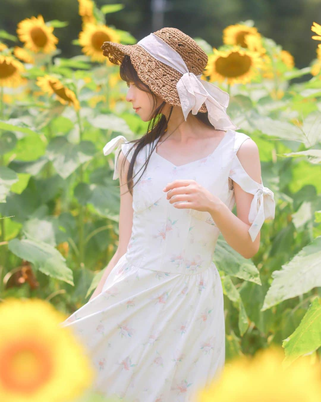 ちかちゃのインスタグラム：「. これは、よい風が吹いた写真🌻 . . . photographer:) @sak1photo #さきふぉと専属モデル #ポートレート #ひまわり #🌻 #夏」