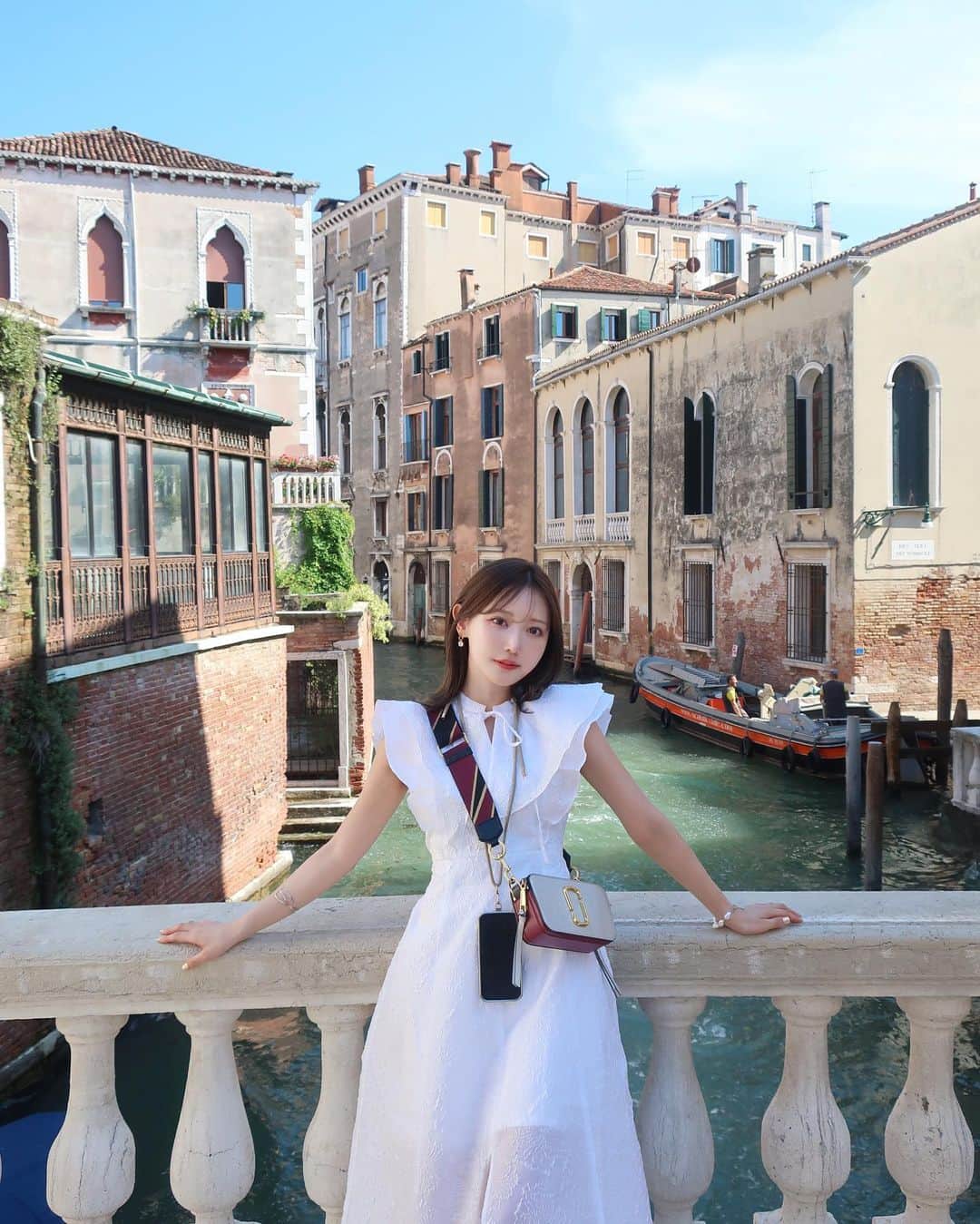 菅野結以のインスタグラム：「Venice 🇮🇹🕊☁️ 美しき水の都 ⁡ この街で着たかったまっしろドレスは  @crayme_official ♡ ⁡ #Italy #venice #trip #crayme #dress #ゆいたび」