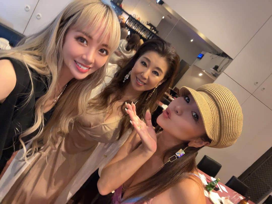 mirayのインスタグラム：「今夜は松平直子お姐様のLIVEへ Asamiさんと行かせていただきました💓 @naochin0088  @asamibluemoonboo   いやぁ〜もぉさすがでした😭🙏 艶っぽく美しく✨ 優しく包むような伸びやかな歌声で さらにお喋りが始めるとめちゃくちゃ 可愛らしくてたまに男前で😂🫶🫶  私には無いものばかりで勉強させていただきました😭🙏  Asamiさんも本当に素敵な方でね 会うたびに一言一言が愛に溢れていて こんなに素敵なお姉様方と仲良くさせていただき幸せです🥹🙏💖  帰ってきて余韻に浸りながら 濃いめのハイボール呑んでます🥃  女会が楽しみ😍」